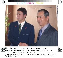 Daiei manager Oh visits high school pitcher Terahara