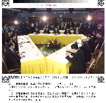 (2)Leaders of Japan, China, S. Korea hold talks