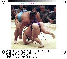 (1)Musashimaru gets win in Kyushu Grand Sumo Tournament