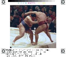 Ozeki Kaio beats Takanowaka at Kyushu sumo tourney