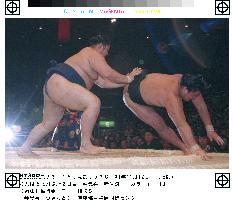 Kotomitsuki defeats Tokitsuumi on day 2 of Kyushu tourney