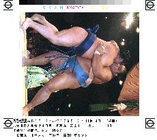 Musashimaru stays unbeaten in Kyushu sumo