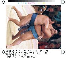 Musashimaru stays ahead of pack at Kyushu sumo