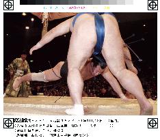 Hayateumi scores 8th victory at Kyushu sumo