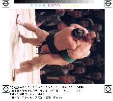 Hayateumi suffer first loss at Kyushu sumo