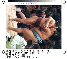 Musashimaru bundles out Kyokutenho at Kyushu sumo