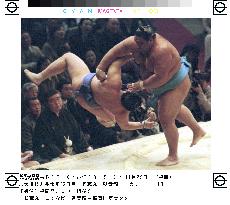 Musashimaru holds on to lead at Kyushu sumo