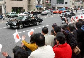 (5)Crown Princess Masako leaves hospital with newborn baby