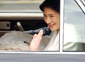 (4)Crown Princess Masako leaves hospital with newborn baby