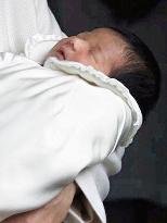 (2)Crown Princess Masako leaves hospital with newborn baby