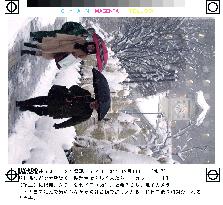 (1)Heavy snow continues to blanket Hokkaido
