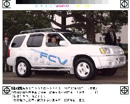 Prime Minister Koizumi test drives fuel-cell car prototype