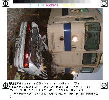 4 killed as car collides with train in Yamaguchi