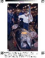 Year's first tuna auction at Tsukiji Market