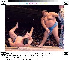 Yokozuna Musashimaru beats Tamanoshima