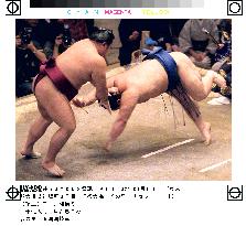 Ozeki Chiyotaikai beats komusubi Wakanosato