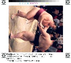 Ozeki Chiyotaikai defeats Akinoshima