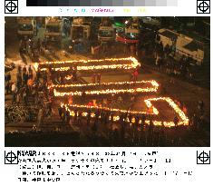 (4)People pray for 1995 Kobe quake victims