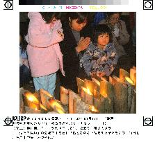 (2)People pray for 1995 Kobe quake victims