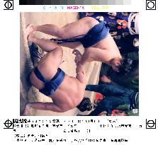 Sekiwake Kotomitsuki remains perfect in New Year sumo