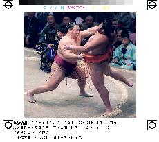 Chiyotaikai marches to 6th victory at New Year sumo
