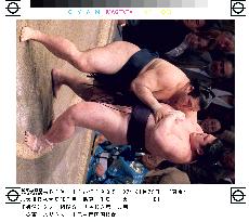 Tochiazuma takes sole lead in New Year sumo