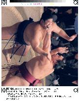 Ozeki Chiyotaikai beats sekiwake Kotomitsuki at New Year sumo