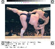 Ozeki Kaio wins over No. 4 maegashira Dejima