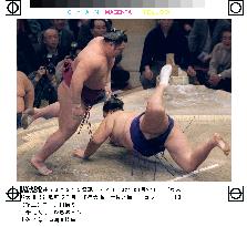 Ozeki Chiyotaikai remains on 1 loss in New Year sumo