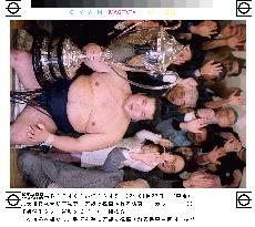 Tochiazuma wins his 1st Emperor's Cup