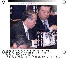 Suzuki looks at weekly magazine story