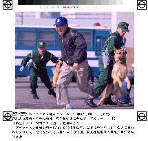 (2)Police hold antiterrorism drills for Bush visit