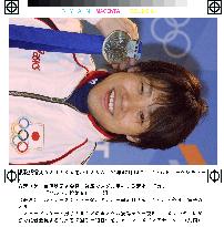 Silver medalist Shimizu meets the press