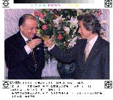 Koizumi, Iliescu toast after signing joint statement