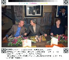 Bush, his wife Laura visit Japanese-style restaurant in Tokyo