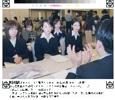 100 students attend Osaka job fair for foreign residents