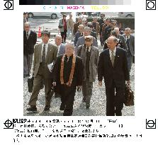 Court begins hearing lawsuit on Koizumi's shrine visit