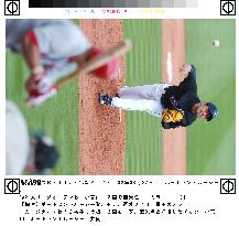 Komiyama pitches two scoreless innings