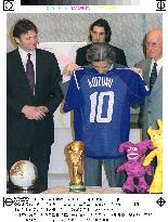 Koizumi presented with World Cup shirt