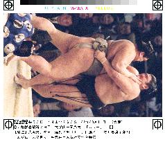 Ozeki Musoyama beats sekiwake Kotomitsuki