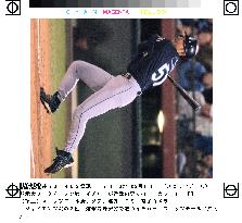 Ichiro hits single against Giants