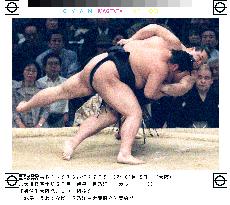 Kaio stays unbeaten at spring sumo