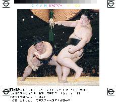Tochiazuma pushes down Akinoshima at spring sumo