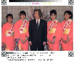 'Peach girls' visit Koizumi