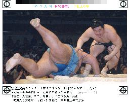 Asashoryu fells Musashimaru