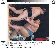 Musashimaru shakes off Kotomitsuki to keep spring sumo lead+