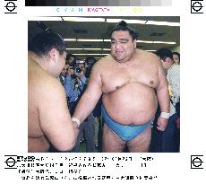 (3) Musashimaru wins 10th Emperor's Cup in spring sumo