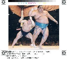 Musashimaru falls to Tochiazuma on final day of spring sumo