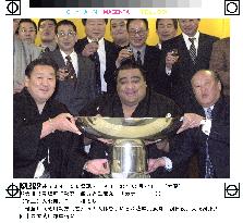 Musashimaru celebrates sumo tourney win