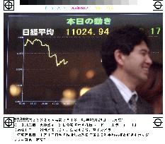 Tokyo stocks close FY 2001 sharply lower in thin trading